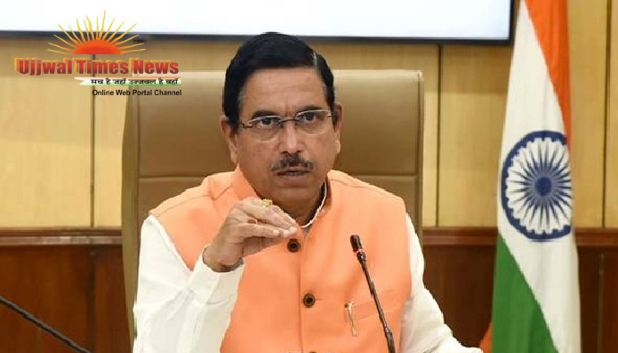 पीएम के भरोसे पर खरे उतरने की चुनौती, शिक्षा मंत्रालय संभालते ही प्रह्लाद जोशी ने शुरू की व्यापक समीक्षा